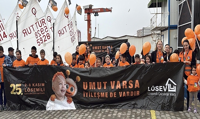 Tekirdağlı yelkenciler, lösemiye dikkat çekmek için turuncu balonlarla denize açıldı