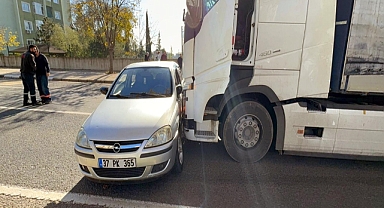 TIR'ın çarptığı otomobil metrelerce sürüklendi