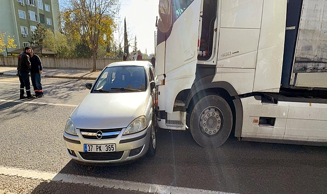 TIR'ın çarptığı otomobil metrelerce sürüklendi