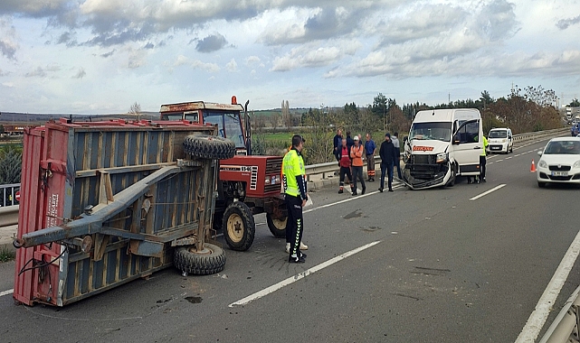 Yolcu midibüsü traktör römorkuna çarptı: 1 yaralı