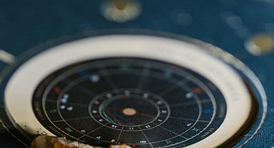 11 Aralık Perşembe Burç Yorumları: Gökyüzü Sürprizleri Peş Peşe Getiriyor!