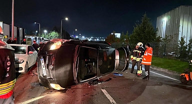 Alkollü sürücünün kullandığı otomobil park halindeki araçlara çarptı