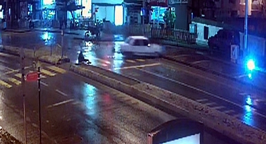 Alkollü ve ehliyetsiz sürücünün otomobili, karşı şeride geçip kaldırıma çıktı