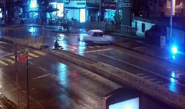 Alkollü ve ehliyetsiz sürücünün otomobili, karşı şeride geçip kaldırıma çıktı