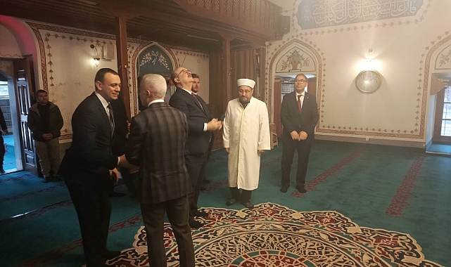 Bakan Yardımcısı Dr. Çam'dan Hızırbey Camine Ziyaret