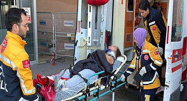 Devrilen skuterin sürücüsünün ayağının üzerinden kamyonet geçti