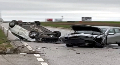 Edirne’de çarpışan otomobillerden birinin takla attığı kaza kamerada; 2 yaralı