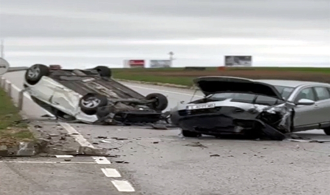 Edirne’de çarpışan otomobillerden birinin takla attığı kaza kamerada; 2 yaralı