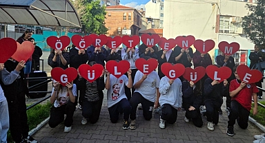 Emekliye ayrılan 38 yıllık öğretmene duygusal veda