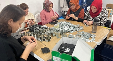 Esra muhtar, mahallesindeki kadınlara üretim atölyesi kurdu, ek gelir kapısı açtı