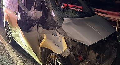 Kamyonetle çarpışan hafif ticari araç sürücüsü yaralandı