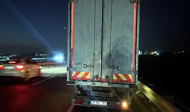 Kamyonetle çarpışan hafif ticari araç sürücüsü yaralandı