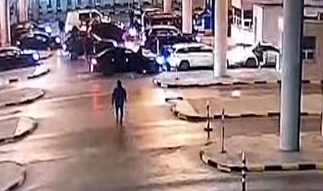 Kapıkule'de otomobilin çarptığı gümrük muhafaza memuru yaralandı; kaza kamerada