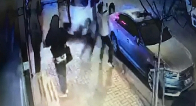 Kaza sırasında savrulan motosiklet sürücüsü yayaya çarptı; o anlar kamerada