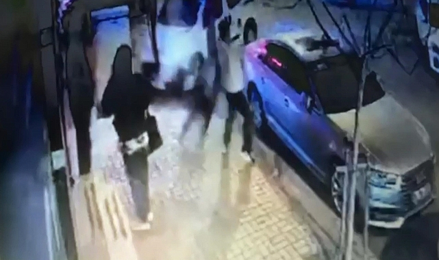 Kaza sırasında savrulan motosiklet sürücüsü yayaya çarptı; o anlar kamerada