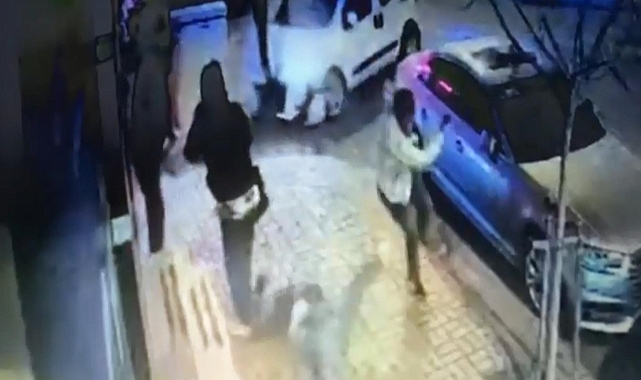 Kaza sırasında savrulan motosiklet sürücüsü yayaya çarptı; o anlar kamerada