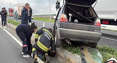 Lastiği patlayan otomobil, refüje çarpıp takla attı