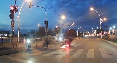 Motosikletin yayaya çarptığı kaza kamerada; 2 yaralı