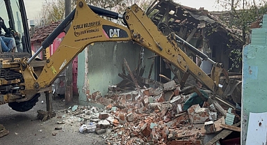 Narkotik olaylarıyla anılan 'Kore Mahallesi'nde metruk binaların yıkımı sürüyor