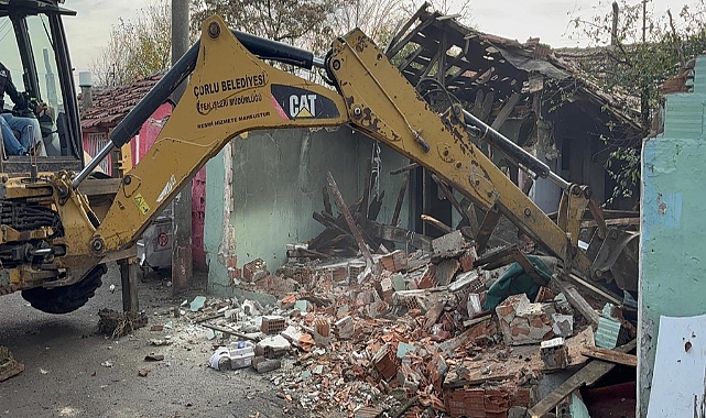 Narkotik olaylarıyla anılan 'Kore Mahallesi'nde metruk binaların yıkımı sürüyor