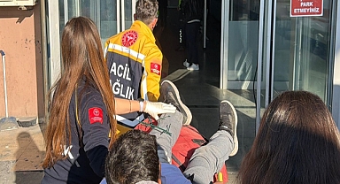 Okul bahçesinin çitinden atlarken bacağına demir saplandı