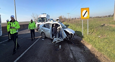 Otomobil yol kenarındaki beton parçasına çarptı; 5 yaralı