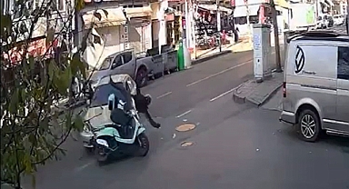 Otomobille çarpışan motosikletin sürücü yaralandı; kaza kamerada