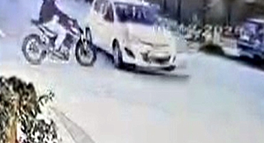 Otomobille çarpışan motosikletin sürücüsü öldü; kaza anı kamerada