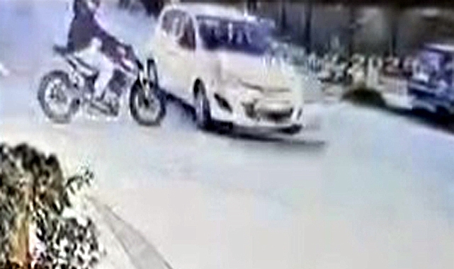 Otomobille çarpışan motosikletin sürücüsü öldü; kaza anı kamerada