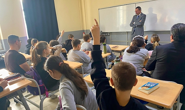 Pınarhisar Kaymakamı Enver Özderin'den Öğrencilere Okuma Saati Sürprizi