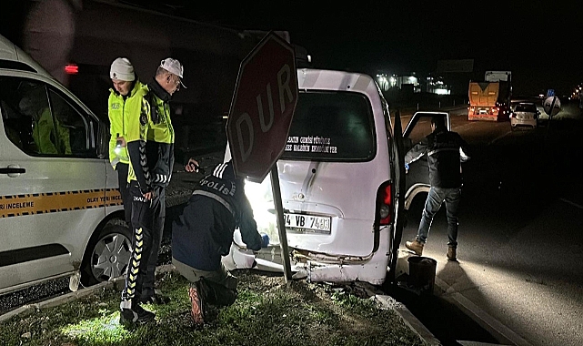 Polisten kaçarken kaza yapan minibüste 20 kaçak göçmen yakalandı