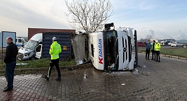 Refüjü aşıp karşı yöne geçen TIR, minibüse çarptı; 1'i çocuk, 5 yaralı