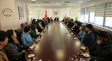 REKTÖRÜMÜZ, YKS’DE İLK 10 BİNE GİREREK ÜNİVERSİTEMİZDEN BURS ALMAYA HAK KAZANAN ÖĞRENCİLERLE BULUŞTU