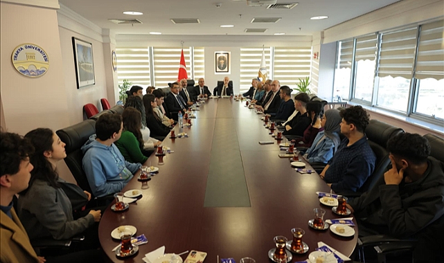 REKTÖRÜMÜZ, YKS’DE İLK 10 BİNE GİREREK ÜNİVERSİTEMİZDEN BURS ALMAYA HAK KAZANAN ÖĞRENCİLERLE BULUŞTU