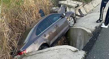 Su kanalına düşen otomobildeki çift yaralandı