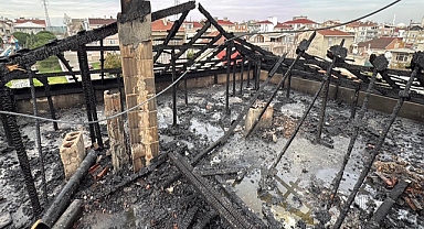 Tekirdağ'da 3 katlı binan çatı katında yangın