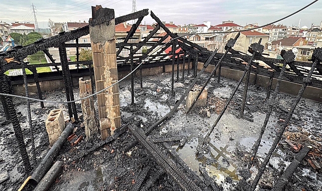Tekirdağ'da 3 katlı binan çatı katında yangın