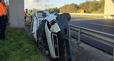 Tekirdağ'da bariyere çarpıp takla atan otomobilde 2 kişi yaralandı