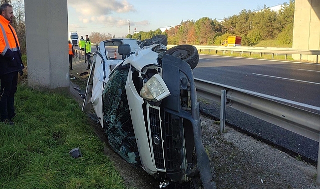 Tekirdağ'da bariyere çarpıp takla atan otomobilde 2 kişi yaralandı