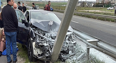 Tekirdağ'da kontrolden çıkan otomobil elektrik direğine çarptı; 2 yaralı