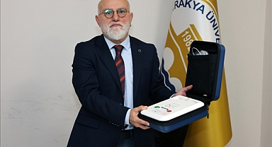 ÜNİVERSİTEMİZİN FARKLI NOKTALARINA YERLEŞTİRİLEN OTOMATİK EKSTERNAL DEFİBRİLATÖR (OED) CİHAZLARI TANITILDI
