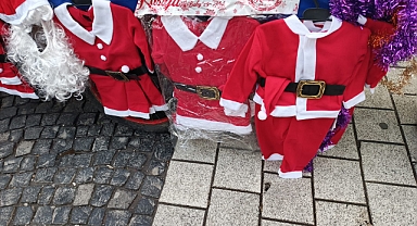 Yılbaşı Alışverişinde Renkli Detaylar: Balonlar ve Noel Baba Kıyafetleri İlgi Görüyor