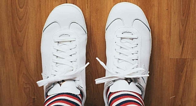 Beyaz spor ayakkabıları makinede ve elde nasıl yıkanır: En iyi yöntemler