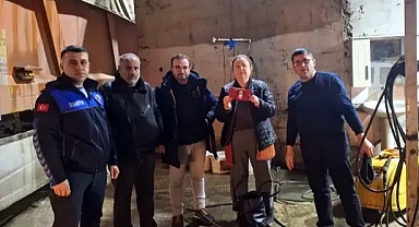 Çöpe atılan cüzdan, belediye ekipleri tarafından bulunup sahibine teslim edildi