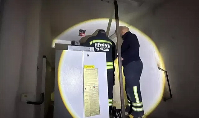 Çorlu'da elektrik kesintisinde asansörde mahsur kalanları itfaiye kurtardı
