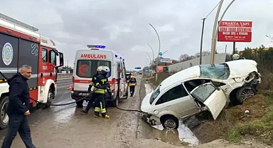 Direğe çarpan otomobilde 3 kişi yaralandı