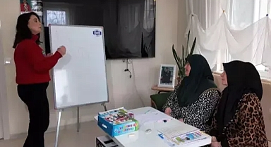 Ergene Belediyesi’nden kurslara gelemeyenler için evlerde ‘okuma-yazma’ eğitimi