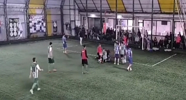 Halı sahada dili boğazına kaçan futbolcuyu maçın hakemi kurtardı