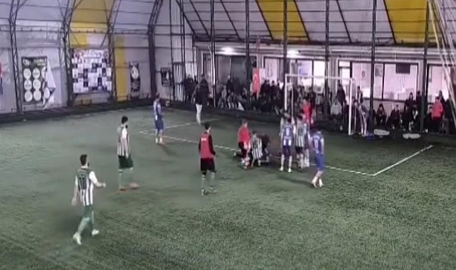 Halı sahada dili boğazına kaçan futbolcuyu maçın hakemi kurtardı