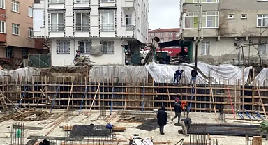 İnşaat temelinin yanındaki 3 binanın bahçesinde toprak kayması; 25 kişi tahliye edildi